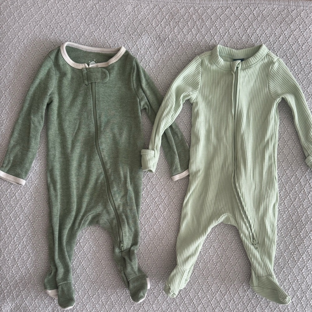 2 pairs of unisex baby footies size 0-3 Months EUC